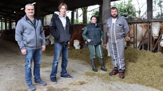 Pour les éleveurs Sébastien et Clara Simian (à dr.) et Vivien Castry (à g.), le conventionnement permet de « travailler en confiance avec les vétérinaires », comme Frédéric Longueval (deuxième à g.).